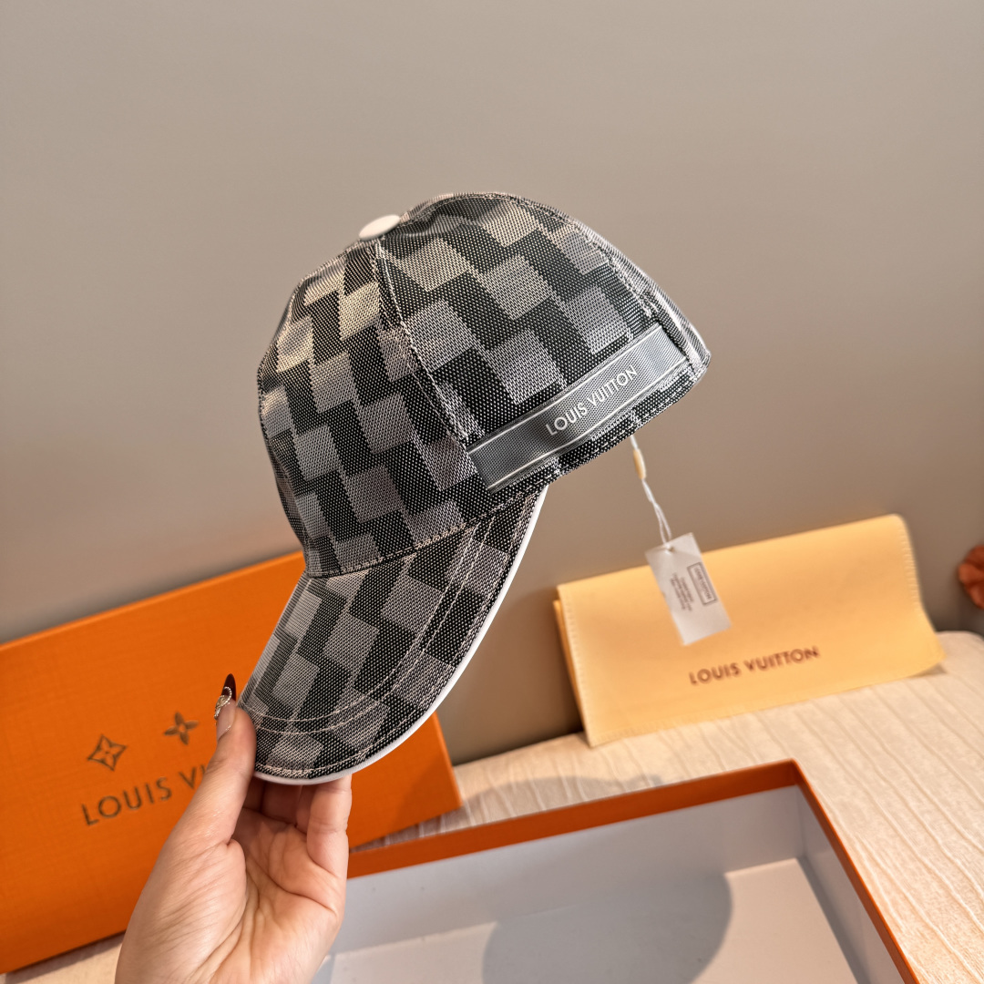 配包装布袋，LV路易威登新款原单棒球帽，经典棋盘格，1:1开模订制，原版专柜布料+头层牛皮，小方格时尚帅