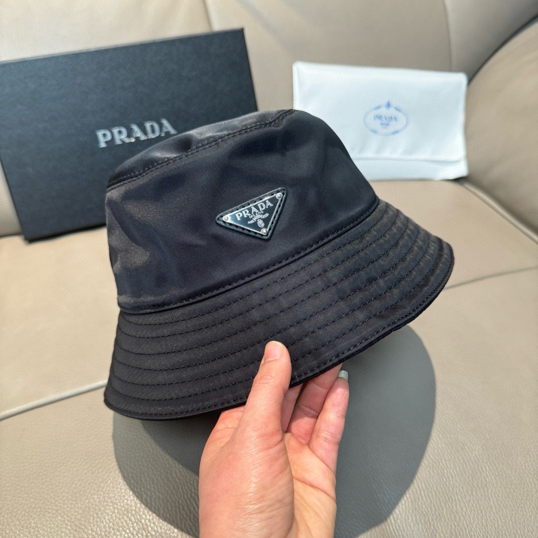 隔着屏幕都能感受到的好质量！Prada(普拉达)爆版渔夫帽出货！配盒子布袋，此款渔夫帽时尚与经典相结合，