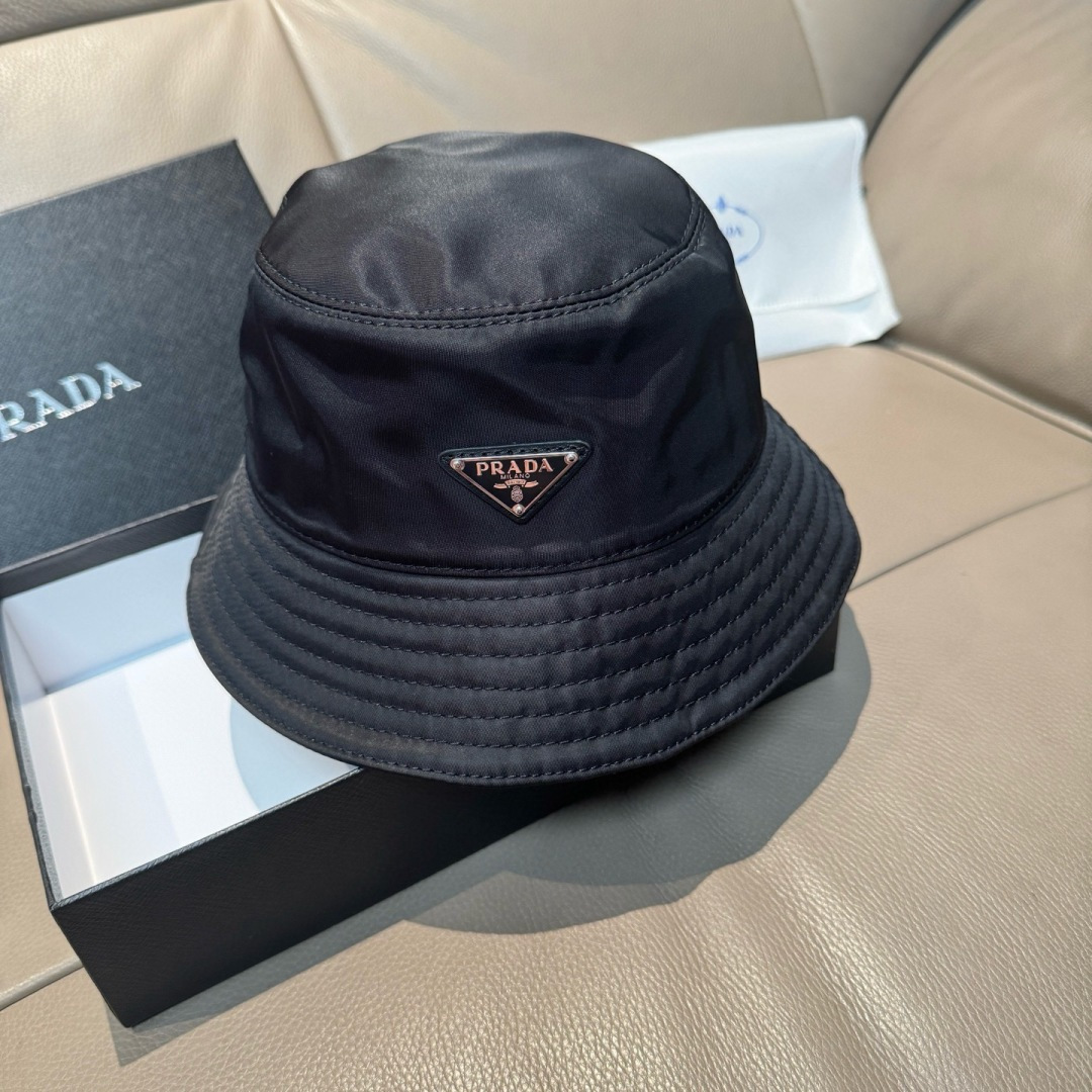 隔着屏幕都能感受到的好质量！Prada(普拉达)爆版渔夫帽出货！配盒子布袋，此款渔夫帽时尚与经典相结合，