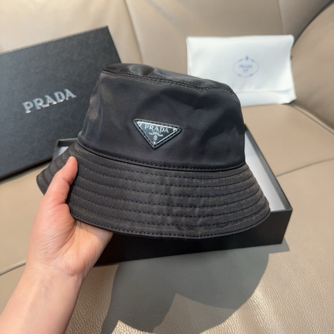 隔着屏幕都能感受到的好质量！Prada(普拉达)爆版渔夫帽出货！配盒子布袋，此款渔夫帽时尚与经典相结合，