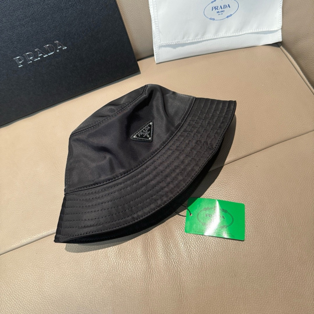 隔着屏幕都能感受到的好质量！Prada(普拉达)爆版渔夫帽出货！配盒子布袋，此款渔夫帽时尚与经典相结合，