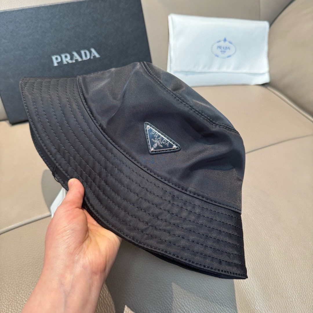 隔着屏幕都能感受到的好质量！Prada(普拉达)爆版渔夫帽出货！配盒子布袋，此款渔夫帽时尚与经典相结合，