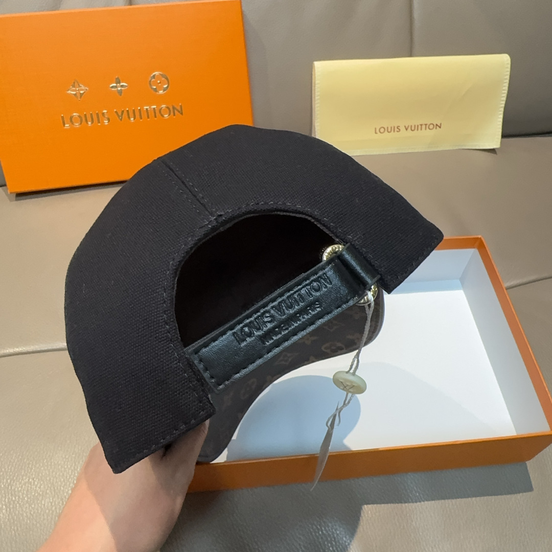 配盒子布袋，LV(路易威登)新款原单棒球帽，老花拼接，1:1开模订制，原版帆布面料+专柜老花皮，重工刺绣