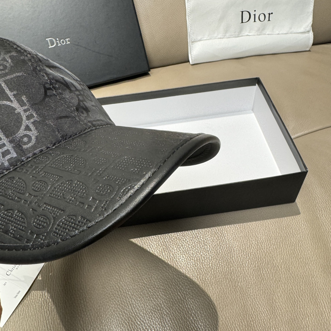 配盒子布袋，Dior(迪奥)新款原单棒球帽， Dior老花拼皮，复古韵味十足，1:1开模订制，原版绸缎布