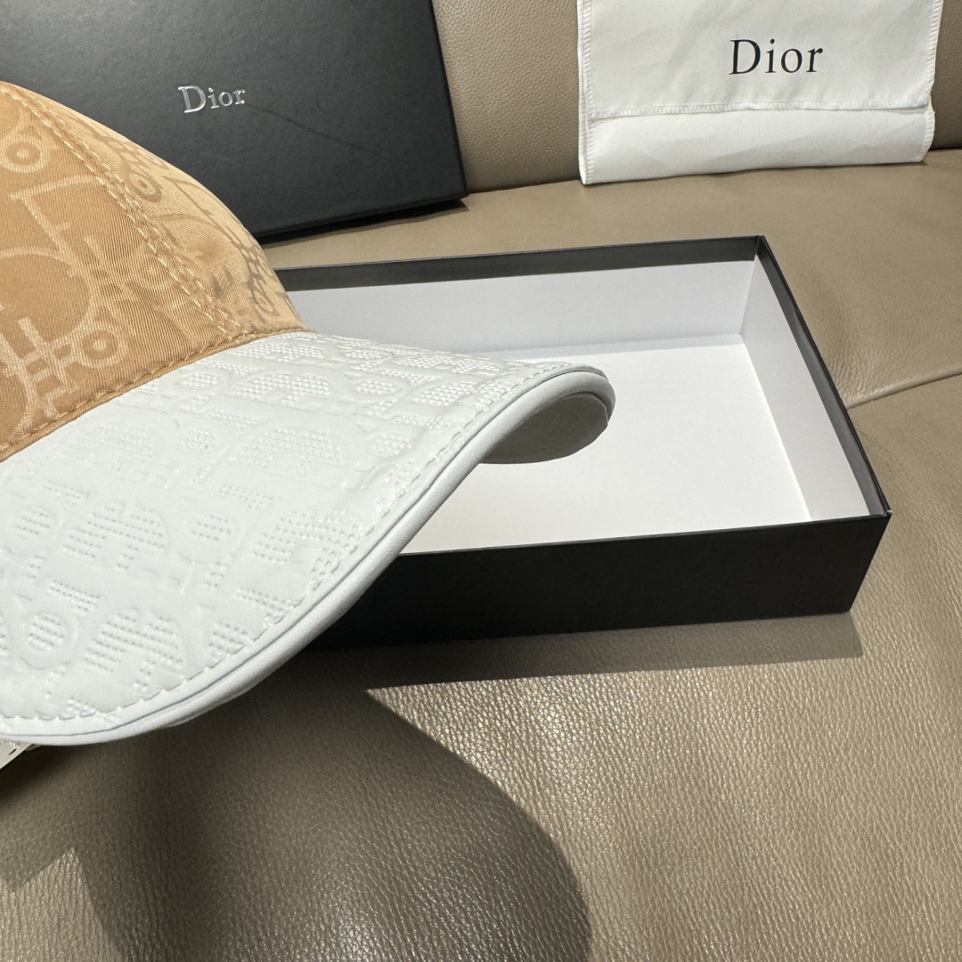 配盒子布袋，Dior(迪奥)新款原单棒球帽， Dior老花拼皮，复古韵味十足，1:1开模订制，原版绸缎布