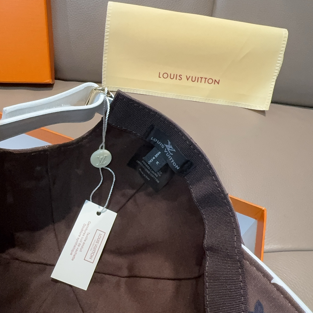 配盒子布袋，LV(路易威登)新款原单棒球帽， 专柜1:1开模订制，原版帆布料+头层牛皮，轻盈透气！质量超