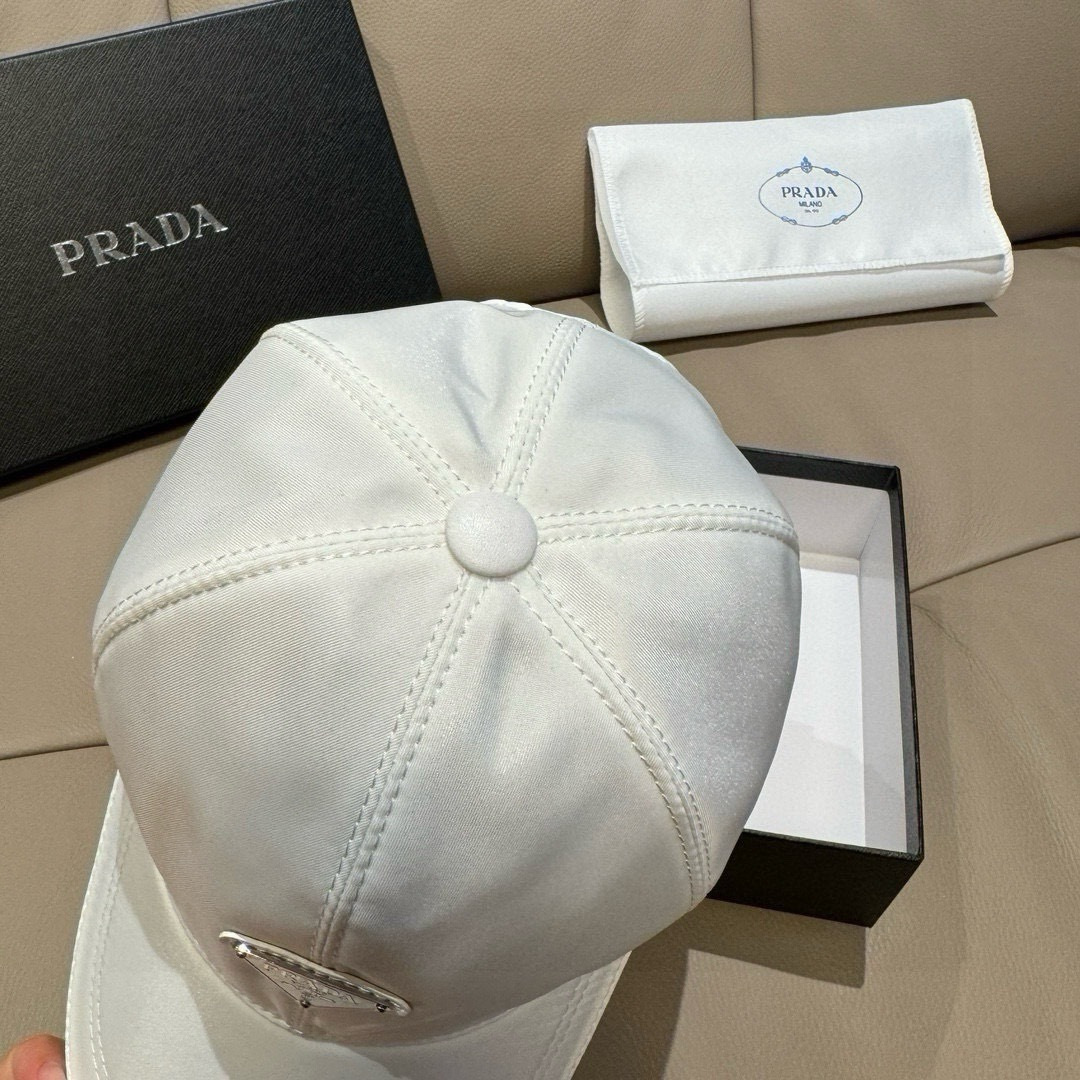 火爆倒三角四色出货！配盒子布袋，Prada(普拉达)经典原单棒球帽， 经典倒三角金属logo，专柜1:1