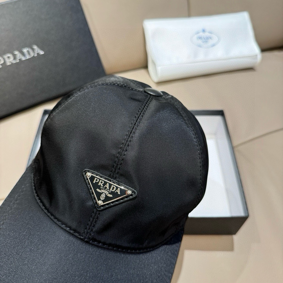 火爆倒三角四色出货！配盒子布袋，Prada(普拉达)经典原单棒球帽， 经典倒三角金属logo，专柜1:1