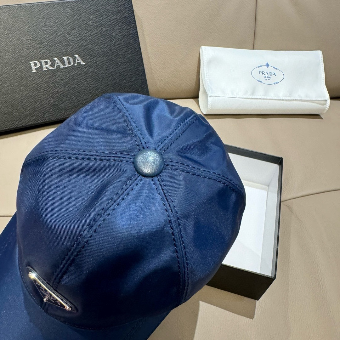 火爆倒三角四色出货！配盒子布袋，Prada(普拉达)经典原单棒球帽， 经典倒三角金属logo，专柜1:1