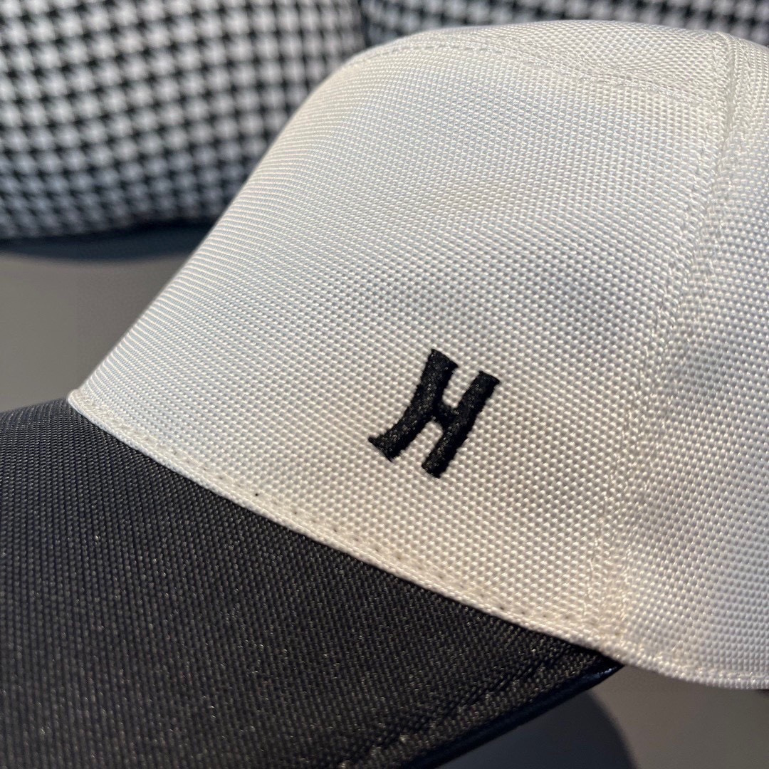 新款出货配盒子布袋，HERMÈS (爱马仕)最新款原单棒球帽，拼色H，正品开模订制，原版透气帆布面料+头