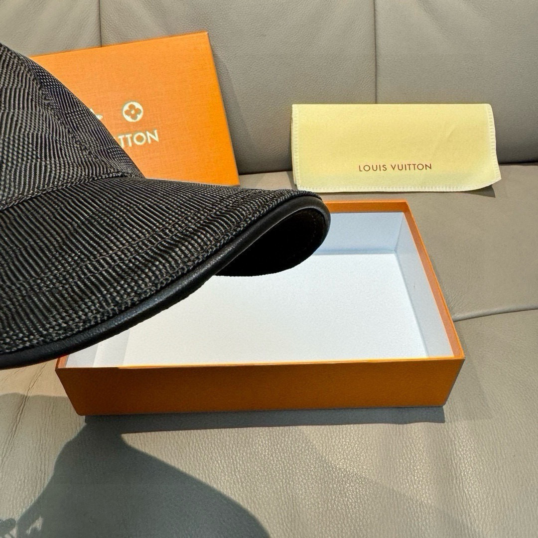 配包装布袋，LV路易威登新款原单棒球帽，经典棋盘格，1:1开模订制，原版专柜布料+头层牛皮，小方格时尚帅