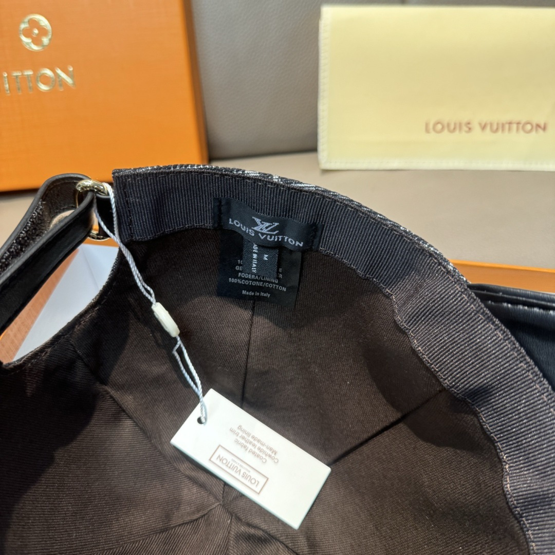 配盒子布袋，LV(路易威登)新款原单棒球帽，牛皮压花，1:1开模订制，原版牛仔布料，做工细致完美，质量超