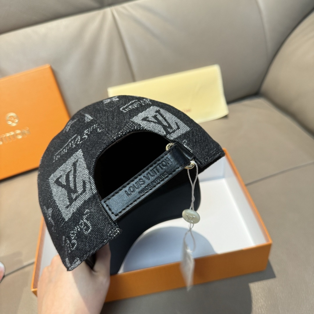 配盒子布袋，LV(路易威登)新款原单棒球帽，牛皮压花，1:1开模订制，原版牛仔布料，做工细致完美，质量超