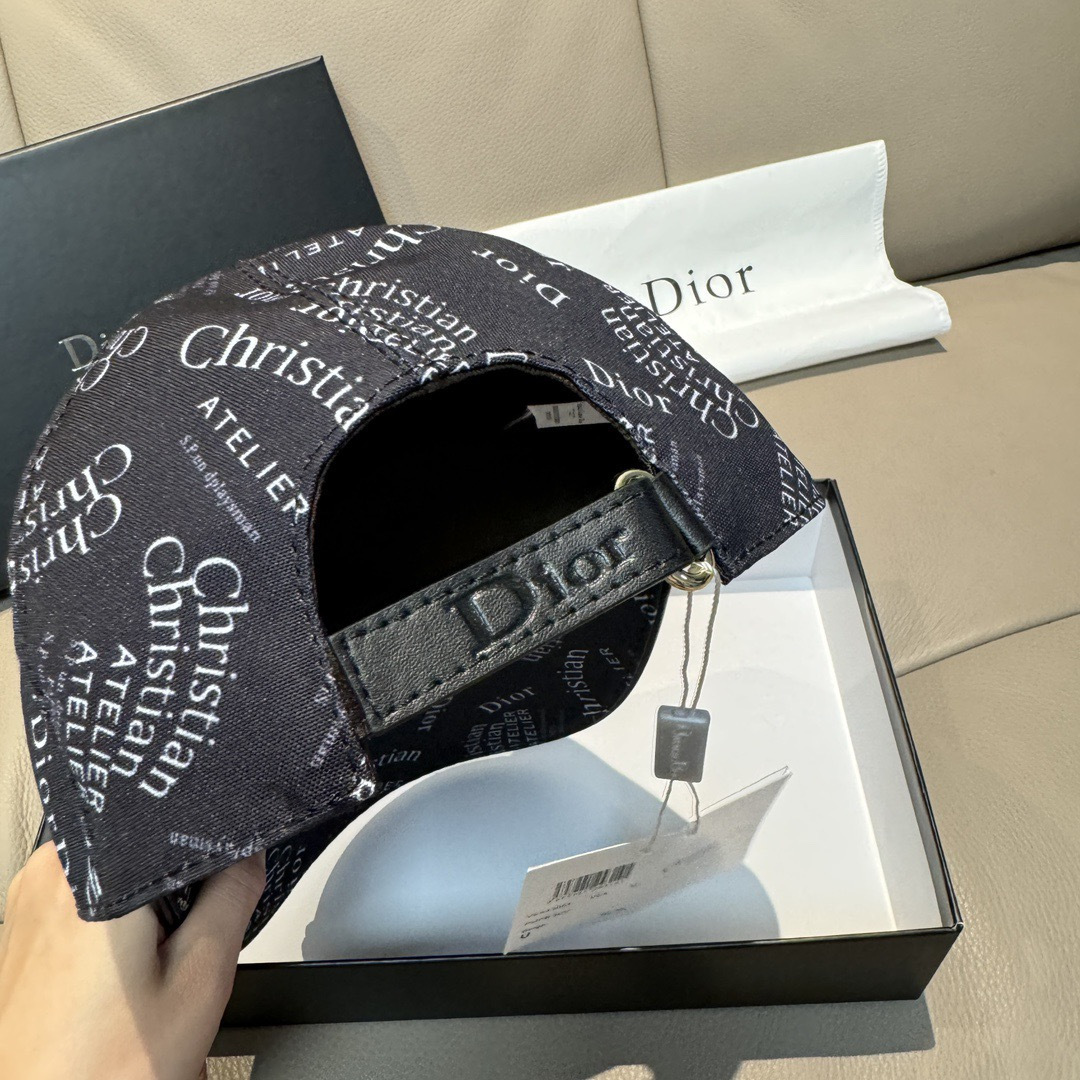 Dior 配盒子布袋 Dior(迪奥)新款 棒球帽 Christian Dior丝印 韵味十足