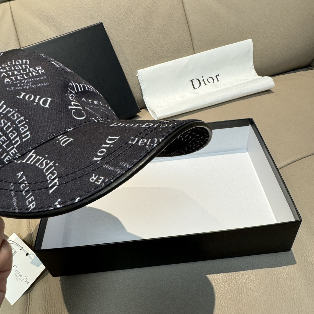 Dior 配盒子布袋 Dior(迪奥)新款 棒球帽 Christian Dior丝印 韵味十足