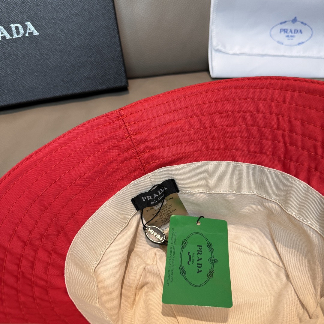隔着屏幕都能感受到的好质量！ Prada(普拉达)爆版渔夫帽出货！ 配盒子布袋，此款渔夫帽时尚与经典相结合，原厂订制经典