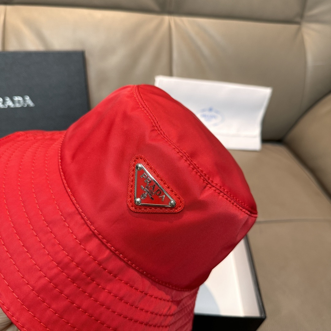 隔着屏幕都能感受到的好质量！ Prada(普拉达)爆版渔夫帽出货！ 配盒子布袋，此款渔夫帽时尚与经典相结合，原厂订制经典