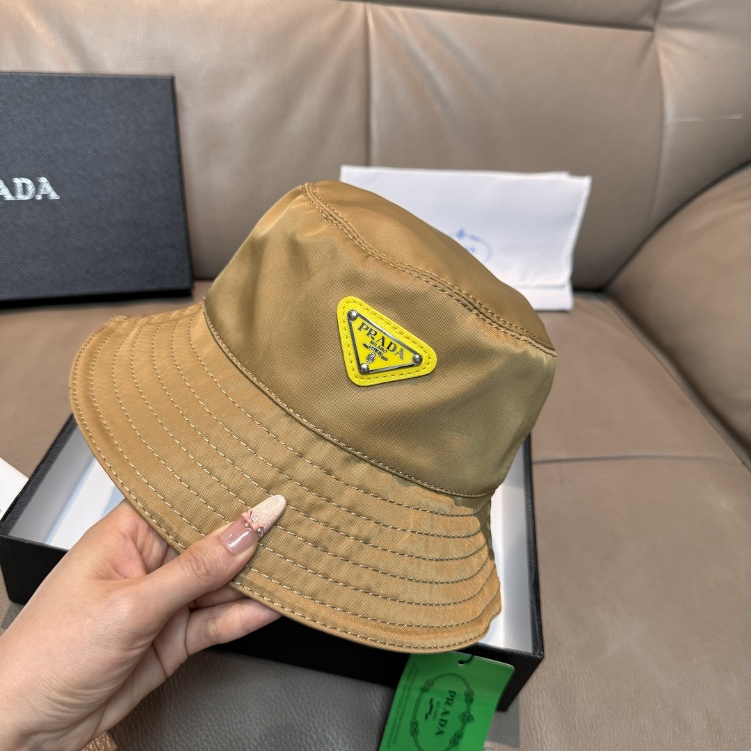 隔着屏幕都能感受到的好质量！ Prada(普拉达)爆版渔夫帽出货！ 配盒子布袋，此款渔夫帽时尚与经典相结合，原厂订制经典