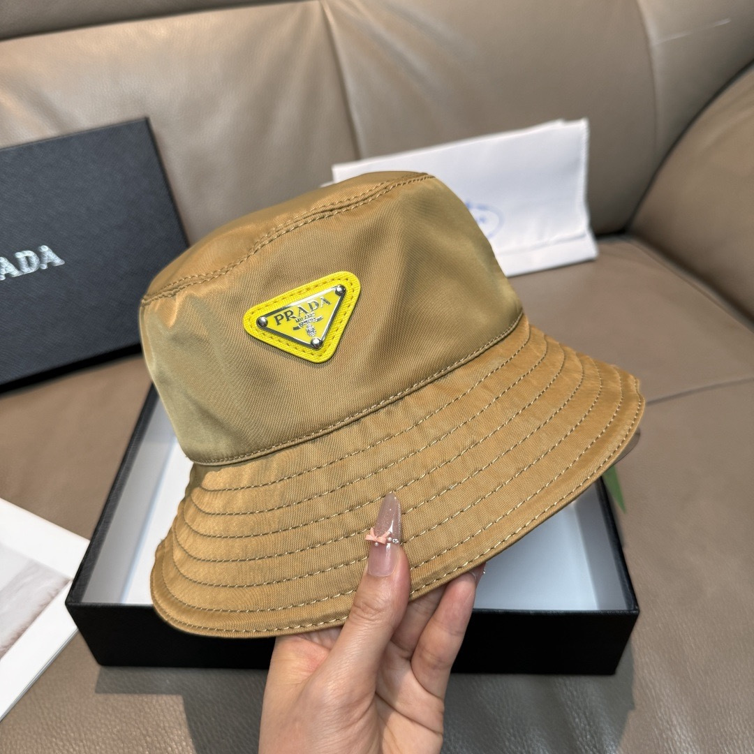 隔着屏幕都能感受到的好质量！ Prada(普拉达)爆版渔夫帽出货！ 配盒子布袋，此款渔夫帽时尚与经典相结合，原厂订制经典
