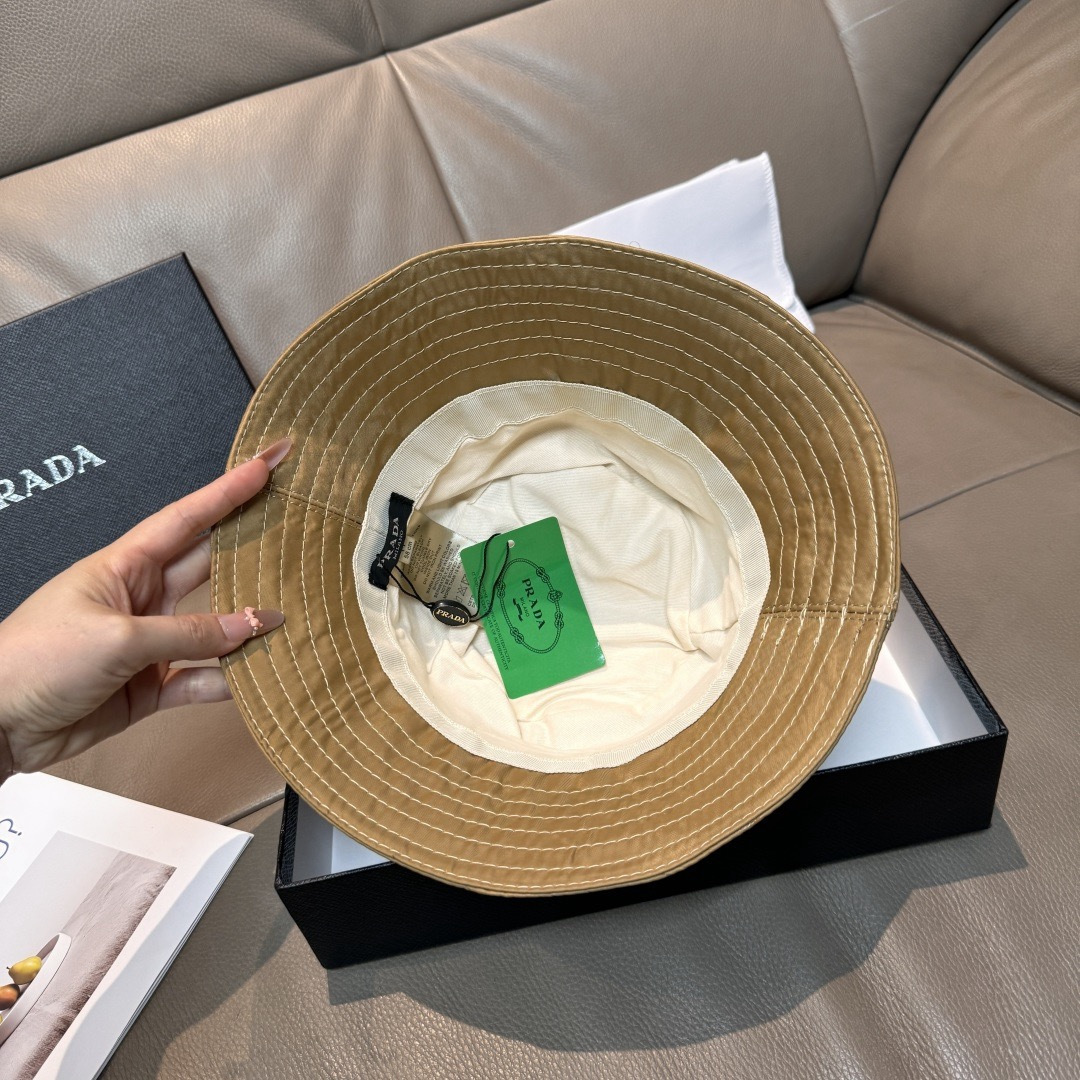 隔着屏幕都能感受到的好质量！ Prada(普拉达)爆版渔夫帽出货！ 配盒子布袋，此款渔夫帽时尚与经典相结合，原厂订制经典