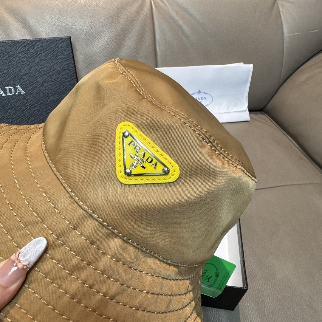 隔着屏幕都能感受到的好质量！ Prada(普拉达)爆版渔夫帽出货！ 配盒子布袋，此款渔夫帽时尚与经典相结合，原厂订制经典