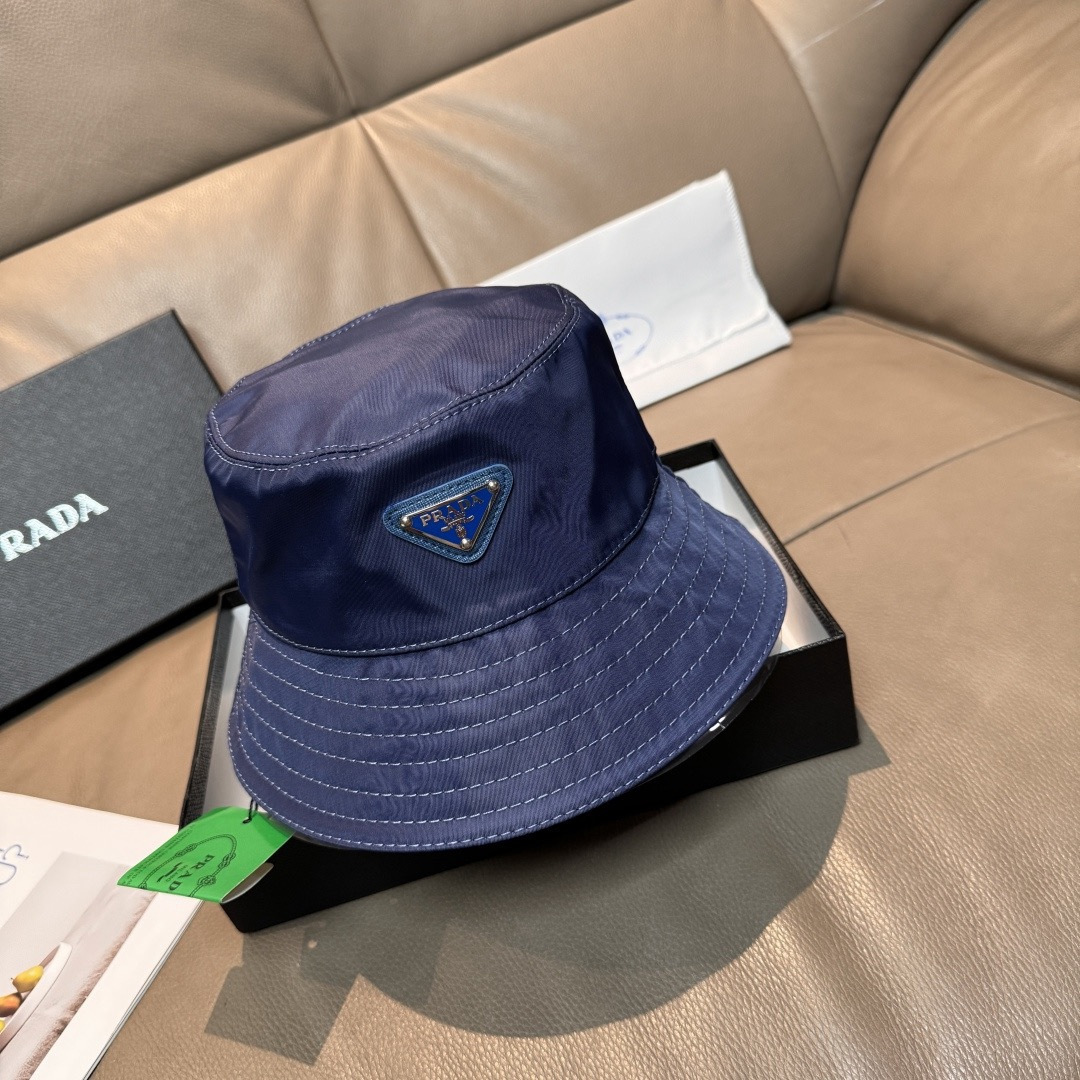 隔着屏幕都能感受到的好质量！ Prada(普拉达)爆版渔夫帽出货！ 配盒子布袋，此款渔夫帽时尚与经典相结合，原厂订制经典