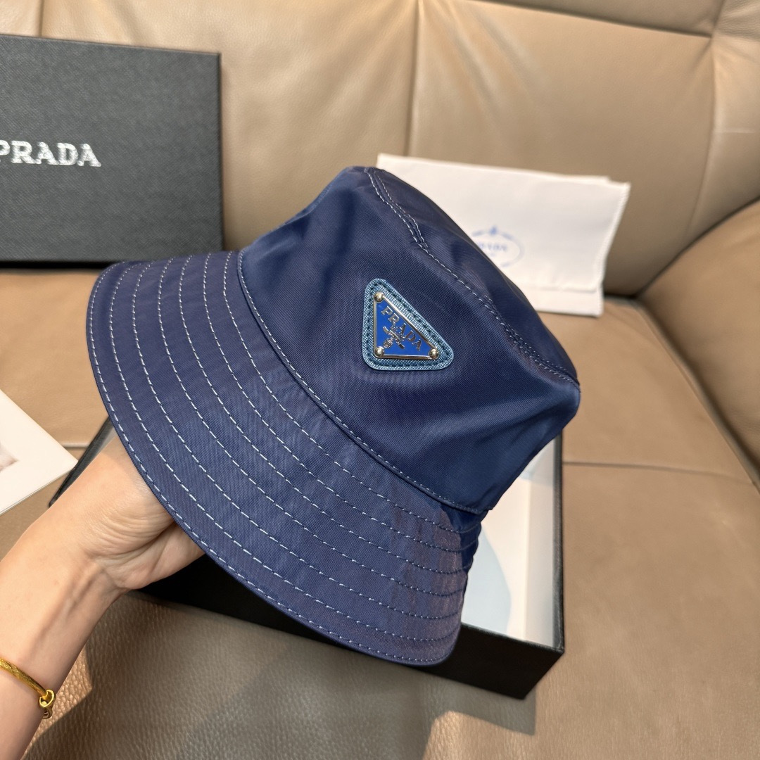 隔着屏幕都能感受到的好质量！ Prada(普拉达)爆版渔夫帽出货！ 配盒子布袋，此款渔夫帽时尚与经典相结合，原厂订制经典