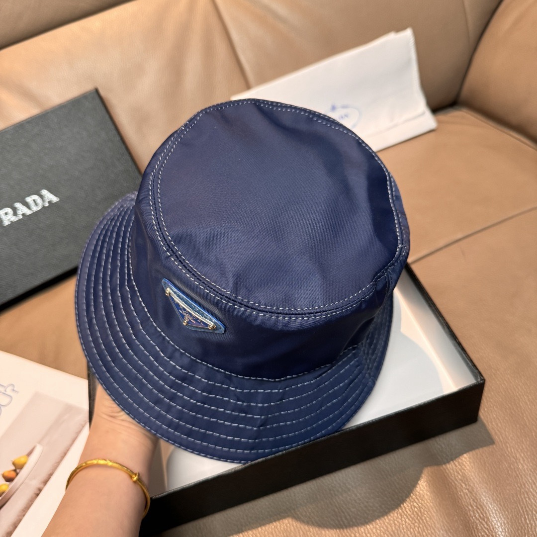 隔着屏幕都能感受到的好质量！ Prada(普拉达)爆版渔夫帽出货！ 配盒子布袋，此款渔夫帽时尚与经典相结合，原厂订制经典