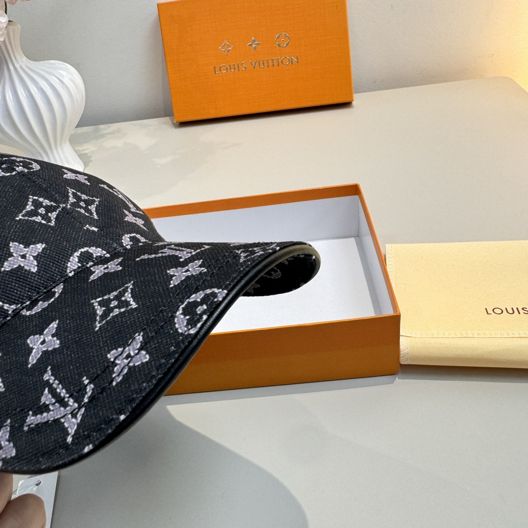 配盒子布袋，LV(路易威登)新款原单棒球帽， 专柜1:1开模订制，原版帆布料+头层牛皮，轻盈透气！质量超