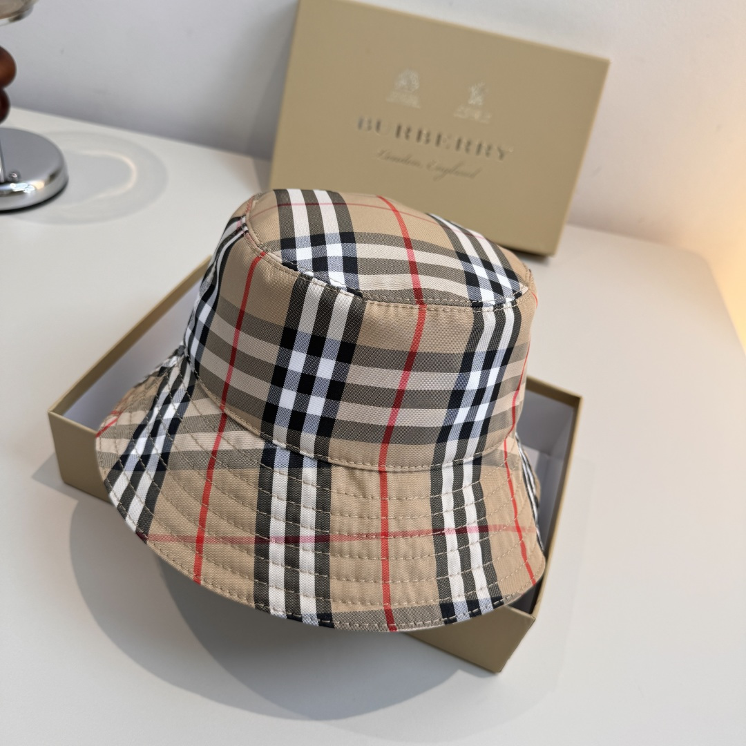 NO:765036,Batch with packaging bag, Burberry classic original bucket hat, classic plaid bucket hat!  !  Top version, 1:1 mold opening and customization at the counter, original plaid material + pure cotton lining, precise pattern matching, light and breathable!  Excellent quality, basic head circumference 57, fashionable and versatile. Hats, straw hats, fisherman hats, baseball caps, hats, burberry, espadrilles, hats19860909批 配包装布袋,巴宝莉经典原单渔夫帽,经典格子渔夫帽！！顶级版本,专柜1:1开模订制,原版格子料+纯棉里衬,精准对花,轻盈透气！质量超赞,基础头围57,时尚百搭.帽子草帽渔夫帽棒球帽,帽子,burberry,espadrilles,hats,hat