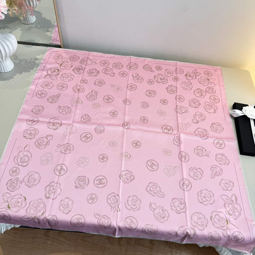 NO:928924,Batch Chanel bronzing camellia silk square scarf. Camellia symbolizes nobility and purity, camellia + double C logo, elegant, retro, age-reducing and fashionable. It can be used as a scarf, shawl, or embellished with bags or hats. It is the first choice for light luxury accessories and is great for gifts and personal use. Specification 90x90cm. Silk hats, straw hats, fisherman hats, baseball caps, hats, chanel, chanel, espadrilles, real silk, shawls, hats19860909批 Chanel香奈儿烫金山茶花真丝方巾 山茶花象征高贵与纯洁,山茶花+双C标志,优雅复古减龄又时髦.可当围巾、披肩,也能点缀包袋或帽子,是轻奢配饰首选,送礼自用都很赞. 规格90x90cm. 真丝帽子草帽渔夫帽棒球帽,帽子,chanel,chanel,espadrilles,real silk,shawls,hats,hat