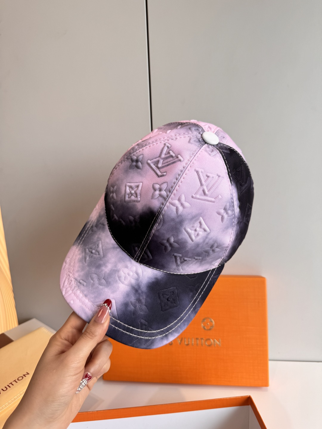 配盒子布袋，LV(路易威登)新款原单棒球帽，LV水墨渐变，1:1开模订制，原版牛津布料，做工细致完美，质