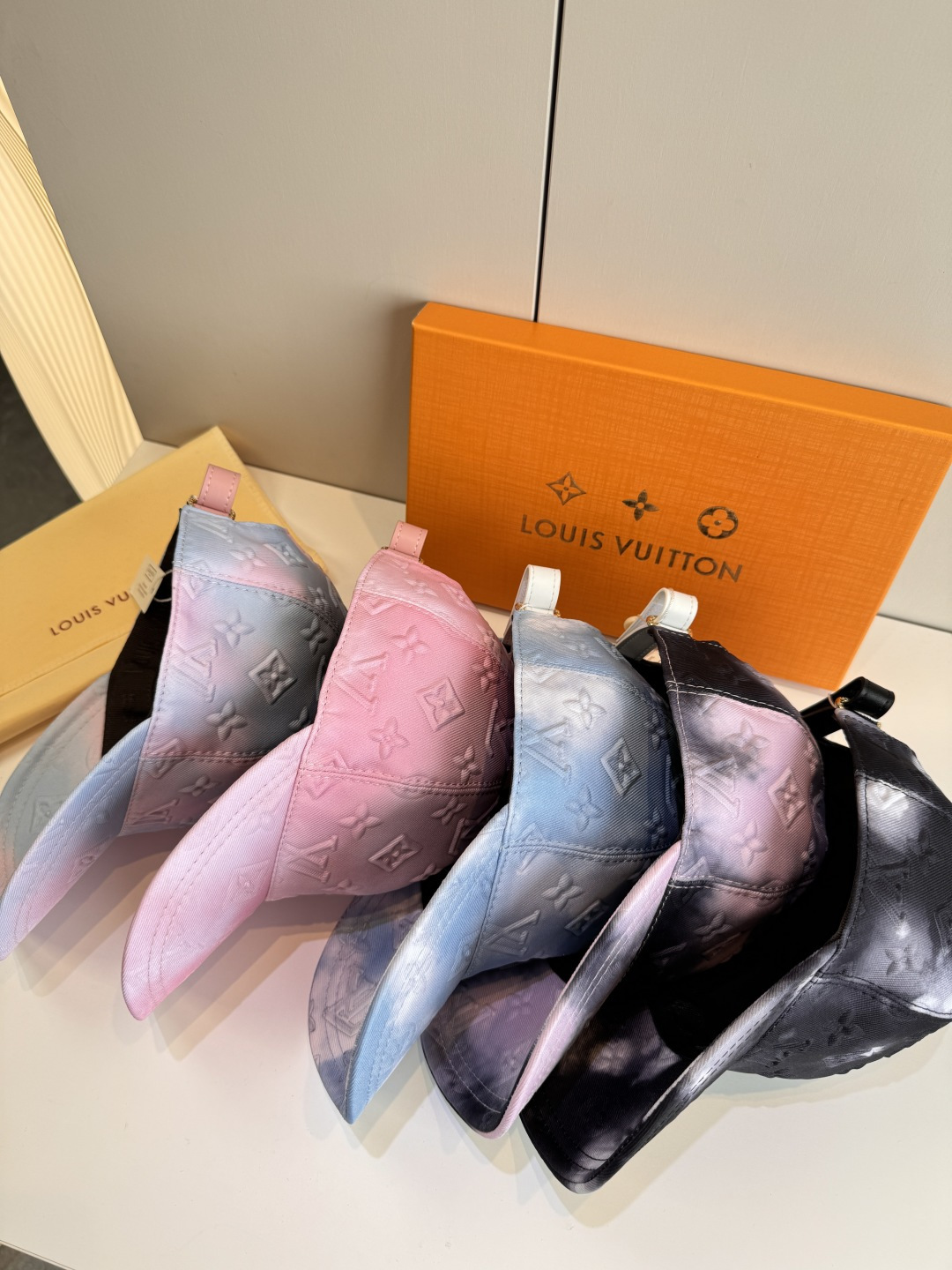 配盒子布袋，LV(路易威登)新款原单棒球帽，LV水墨渐变，1:1开模订制，原版牛津布料，做工细致完美，质