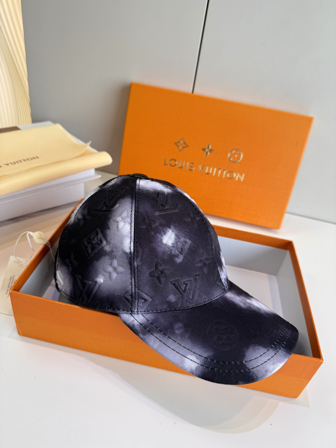 配盒子布袋，LV(路易威登)新款原单棒球帽，LV水墨渐变，1:1开模订制，原版牛津布料，做工细致完美，质