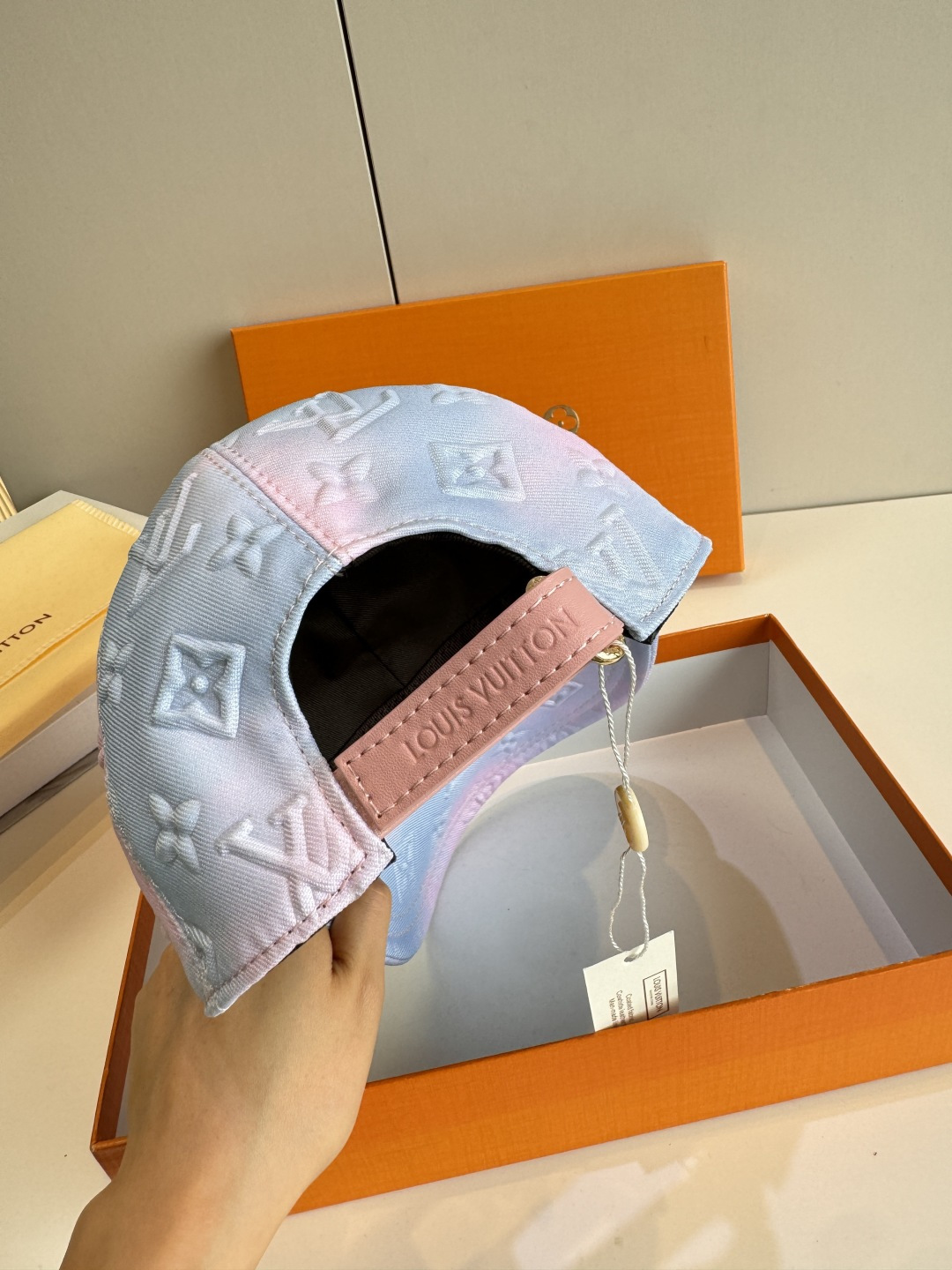 配盒子布袋，LV(路易威登)新款原单棒球帽，LV水墨渐变，1:1开模订制，原版牛津布料，做工细致完美，质