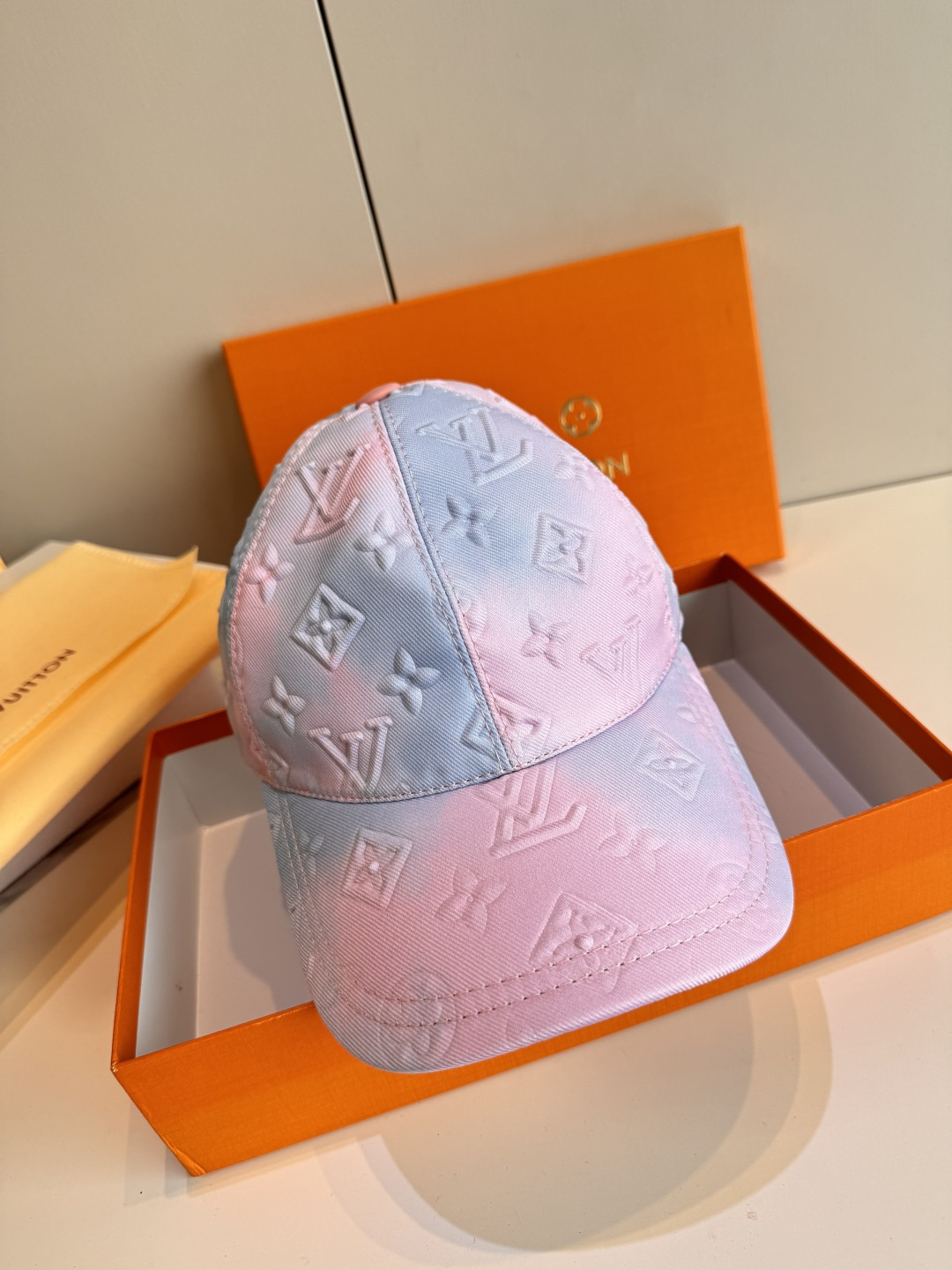 配盒子布袋，LV(路易威登)新款原单棒球帽，LV水墨渐变，1:1开模订制，原版牛津布料，做工细致完美，质