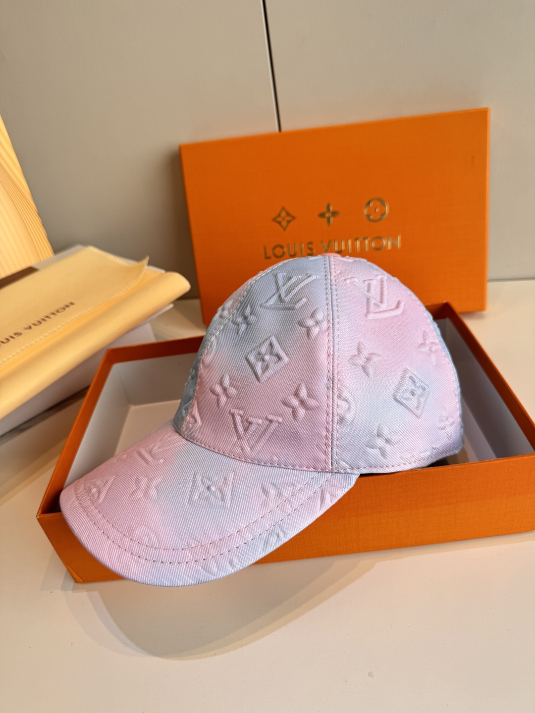 配盒子布袋，LV(路易威登)新款原单棒球帽，LV水墨渐变，1:1开模订制，原版牛津布料，做工细致完美，质