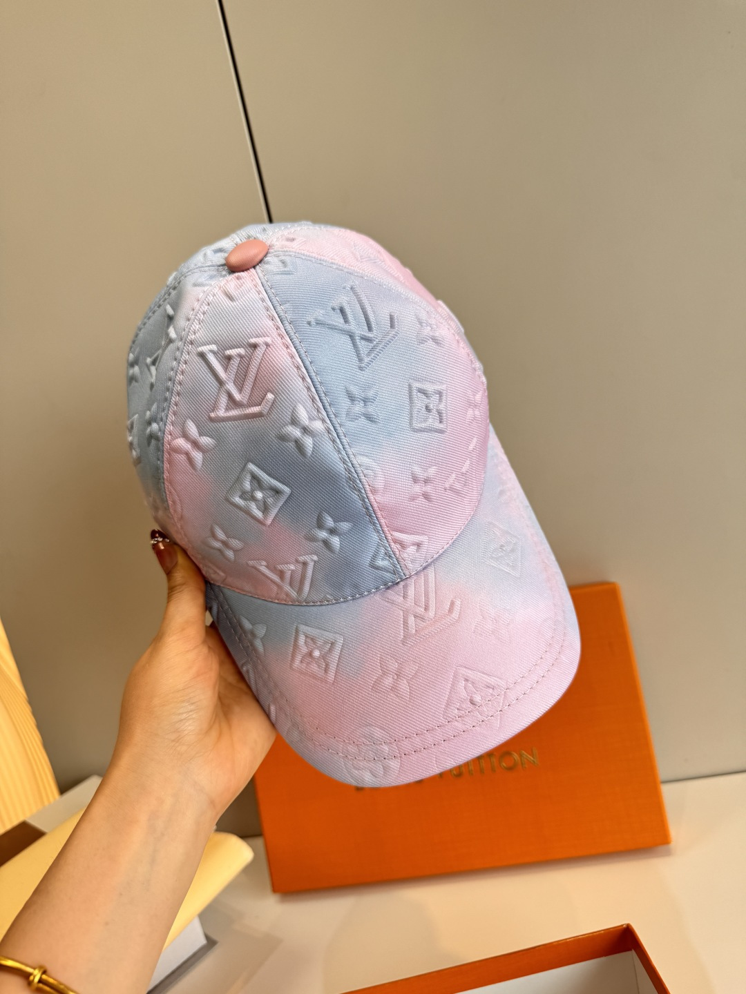 配盒子布袋，LV(路易威登)新款原单棒球帽，LV水墨渐变，1:1开模订制，原版牛津布料，做工细致完美，质