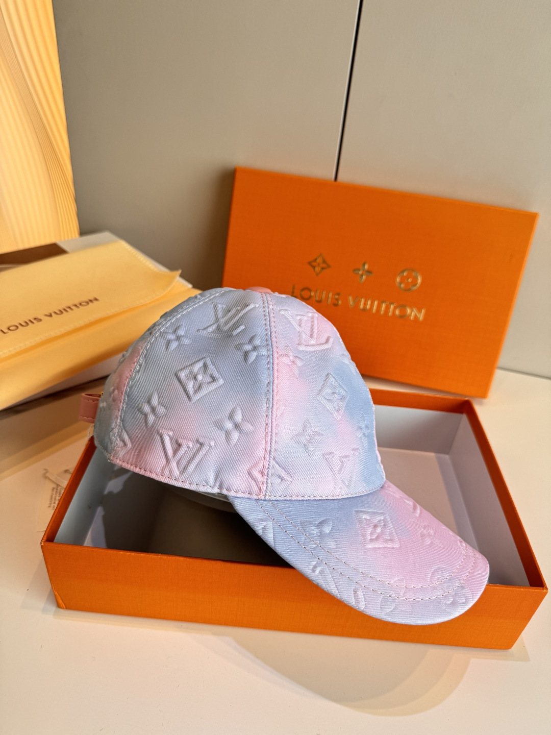 配盒子布袋，LV(路易威登)新款原单棒球帽，LV水墨渐变，1:1开模订制，原版牛津布料，做工细致完美，质