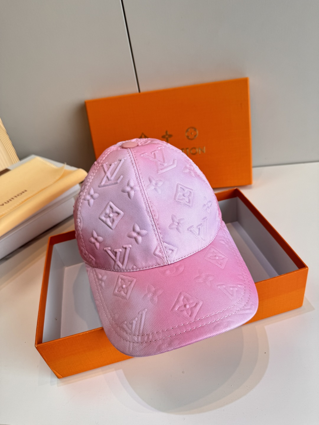 配盒子布袋，LV(路易威登)新款原单棒球帽，LV水墨渐变，1:1开模订制，原版牛津布料，做工细致完美，质