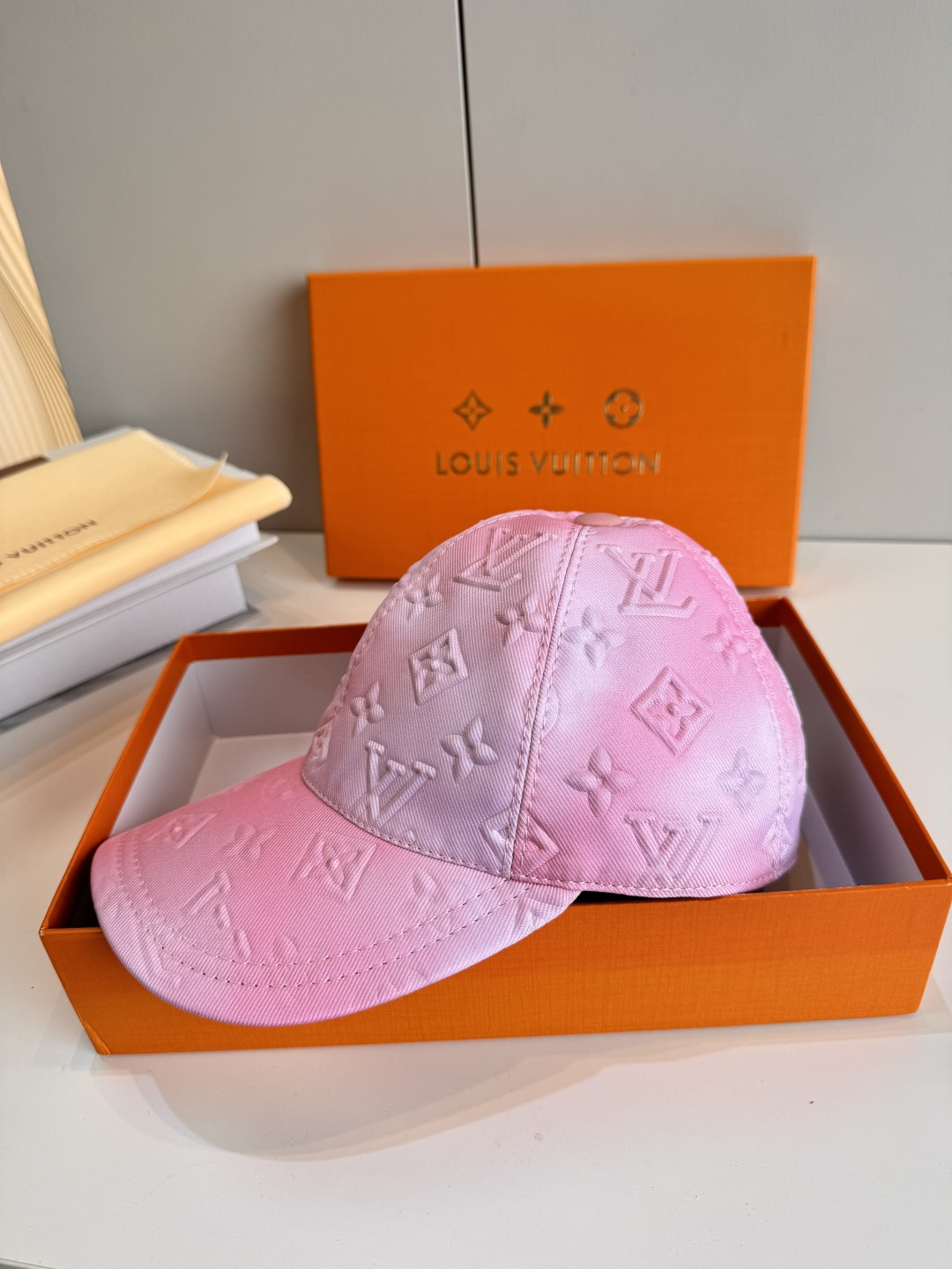 配盒子布袋，LV(路易威登)新款原单棒球帽，LV水墨渐变，1:1开模订制，原版牛津布料，做工细致完美，质