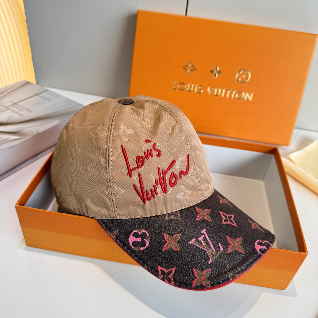 NO:824295,Batch with box bag, LV (Louis Vuitton) new original baseball cap, red artistic embroidery, 1:1 mold customization, original printed satin fabric + counter old leather, meticulous and perfect workmanship, excellent quality, basic head circumference 56, adjustable patches. Hats, straw hats, fisherman hats, baseball caps, hats, louis vuitton, louis vuitton, espadrilles, silk fabric, hats19860909批 配盒子布袋,LV(路易威登)新款原单棒球帽,红色艺术刺绣,1:1开模订制,原版印花绸缎面料+专柜老花皮,做工细致完美,质量超赞,基础头围56,贴片可调节.帽子草帽渔夫帽棒球帽,帽子,louis vuitton,louis vuitton,espadrilles,silk fabric,hats,hat
