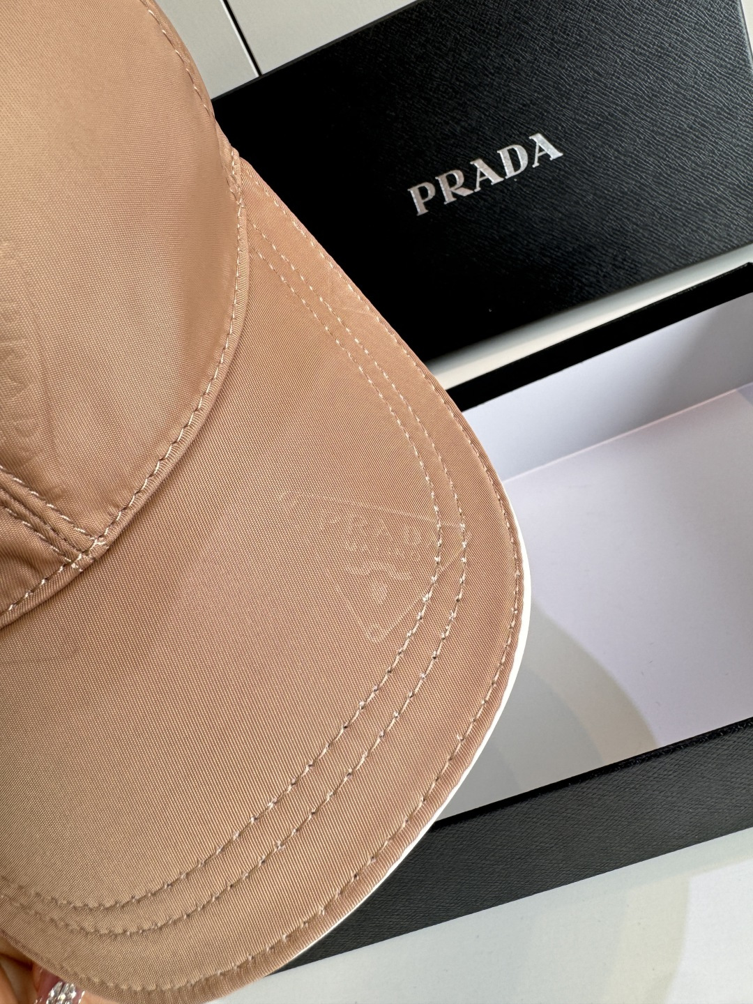 配盒子布袋，Prada(普拉达)经典原单棒球帽， 倒三角昏花，专柜1:1开模订制，原版牛津布料+头层牛皮