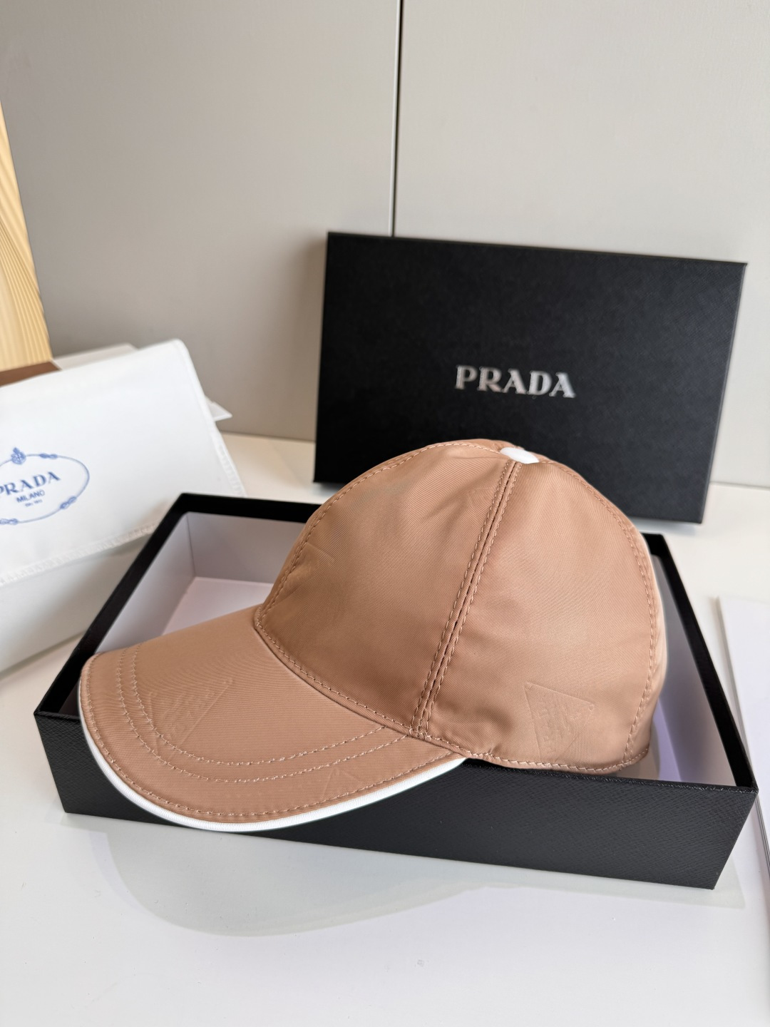 配盒子布袋，Prada(普拉达)经典原单棒球帽， 倒三角昏花，专柜1:1开模订制，原版牛津布料+头层牛皮