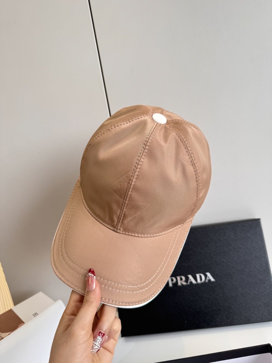 配盒子布袋，Prada(普拉达)经典原单棒球帽， 倒三角昏花，专柜1:1开模订制，原版牛津布料+头层牛皮