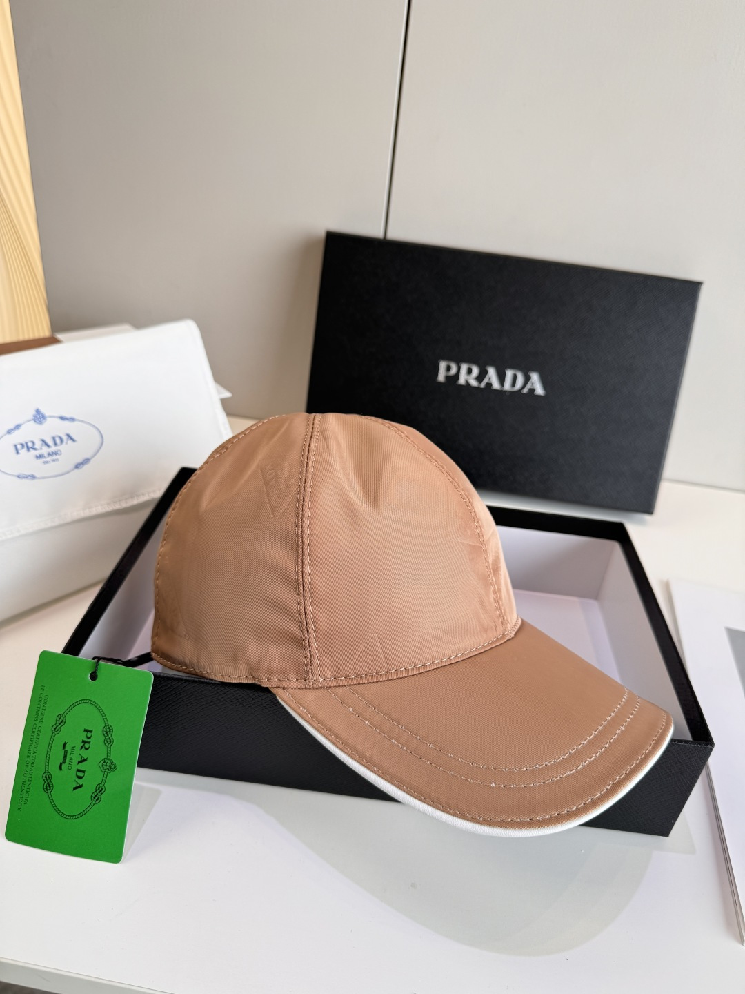 配盒子布袋，Prada(普拉达)经典原单棒球帽， 倒三角昏花，专柜1:1开模订制，原版牛津布料+头层牛皮