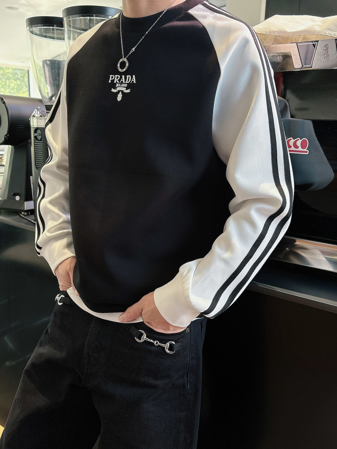 普拉达 2026秋冬🆕男士字母标识套头太空棉卫衣 经典OS版型,简约而不失格调.日常运动休闲商务毫无压力🐰客供太空针织棉 普拉达 2026秋冬🆕男士字母标识套头太空棉卫衣 经典OS版型,简约而不失格调.日常运动休闲商务毫无压力🐰客供太空针织棉