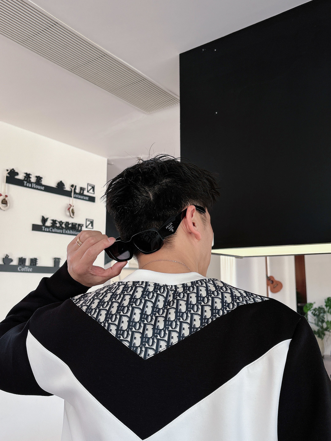 迪奥 2026秋冬🆕男士字母标识套头太空棉卫衣 经典OS版型,简约而不失格调.日常运动休闲商务毫无压力🐰客供太空针织棉, 迪奥 2026秋冬🆕男士字母标识套头太空棉卫衣 经典OS版型,简约而不失格调.日常运动休闲商务毫无压力🐰客供太空针织棉,