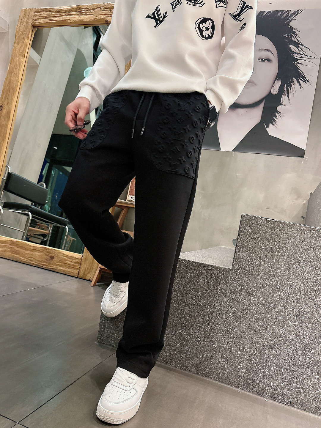 LV 2026秋冬男装专柜官网新品🆕空气层棉 爆款面料超好🔈人气推荐秋冬必备✅男士长裤‼️正面饰有经典图标刺绣元素设计诠