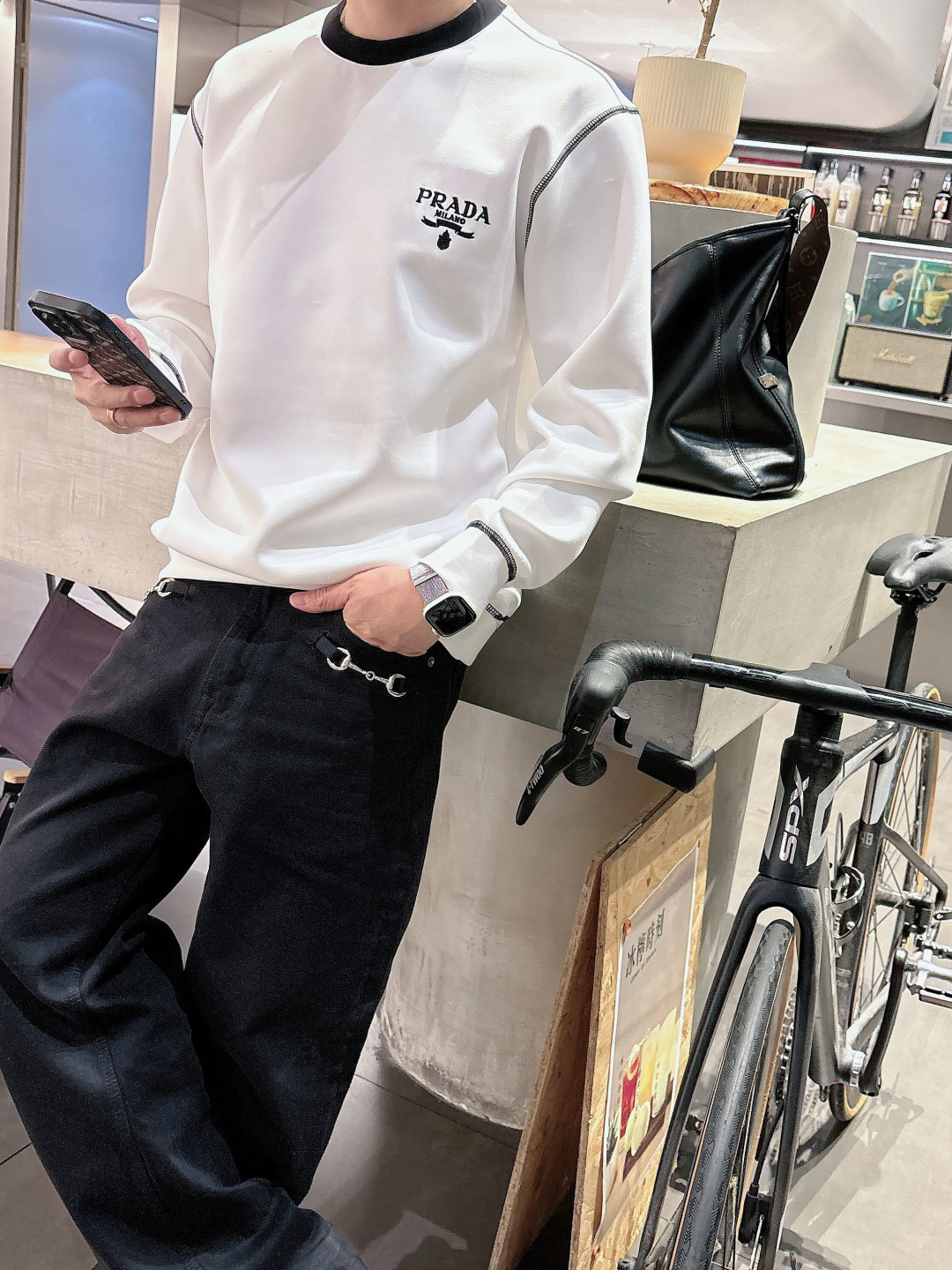 普拉达 2026秋冬🆕男士字母标识套头太空棉卫衣 经典OS版型,简约而不失格调.日常运动休闲商务毫无压力🐰客供太空针织棉 普拉达 2026秋冬🆕男士字母标识套头太空棉卫衣 经典OS版型,简约而不失格调.日常运动休闲商务毫无压力🐰客供太空针织棉